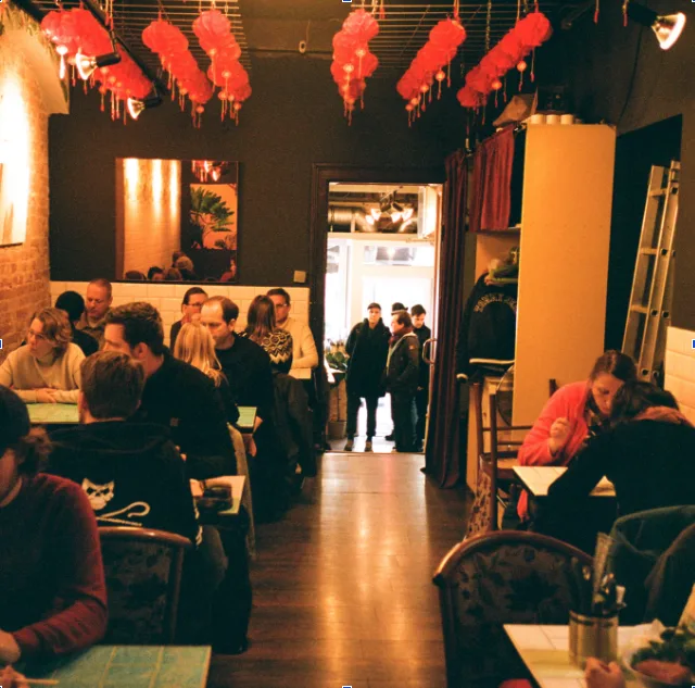 Frische Bowls werden in der offenen Küche von Humble Berlin angerichtet